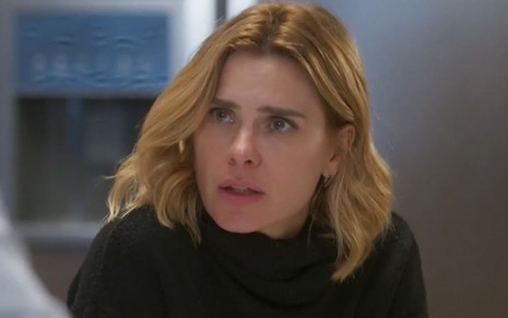 Carolina Dieckmann com expressão séria em cena como Lumiar na novela Vai na Fé