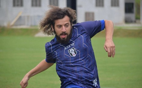 Cartolouco com a camisa do Resende em treino para jogar o Campeonato Carioca. Ele usa uma camisa azul e está com cabelo e barba enormes.