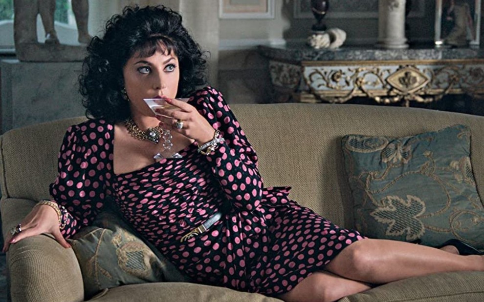 Lady Gaga deitada em um sofá em cena do filme Casa Gucci