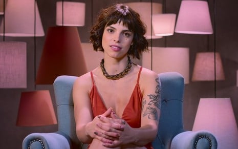 A participante Ana Carolina Prado com expressão de chateação no reality show Casamento às Cegas