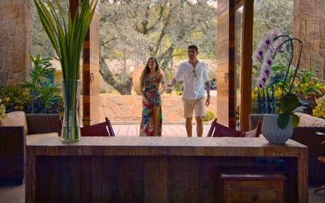 Luana Braga e Lissio Fiod estão de mãos dadas e entram em hotel no interior de São Paulo em cena do reality Casamento às Cegas