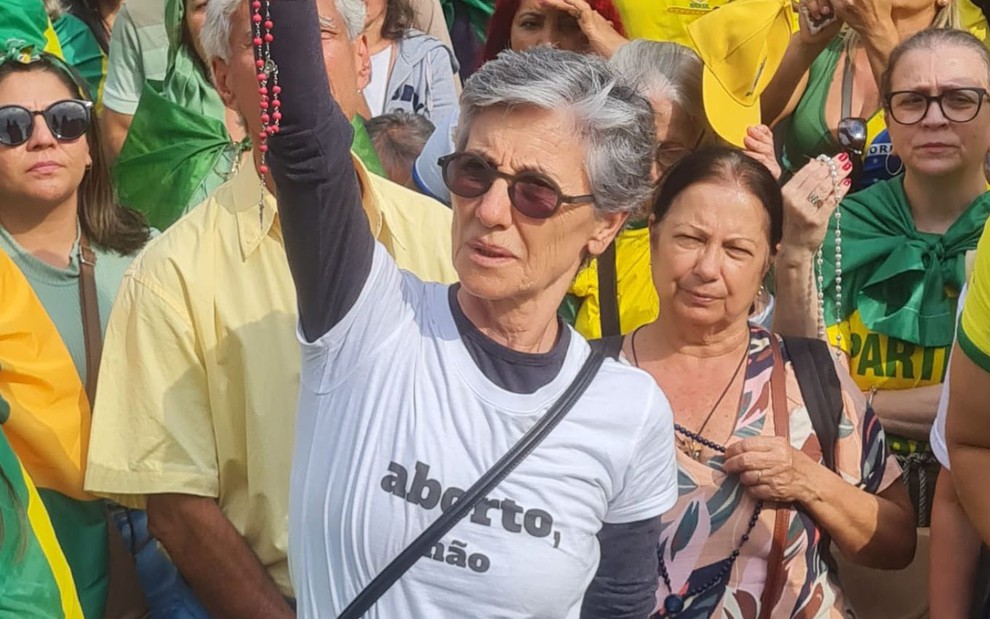Cassia Kis com camiseta 'aborto, não' em ato antidemocrático neste domingo (6)