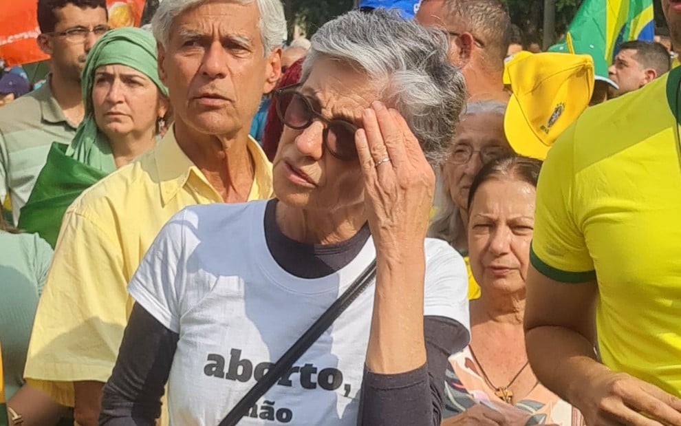 Cassia Kis usa camiseta 'aborto, não' em ato antidemocrático