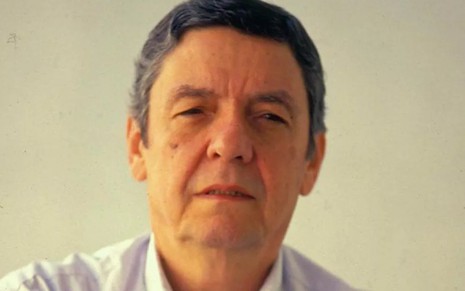 Cassiano Gabus Mendes (1929-1993) em foto do acervo da Globo, olhando para a câmera, sério