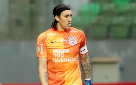 Cássio, goleiro do Corinthians, com uma camisa laranja do clube com a braçadeira de capitão, durante um jogo do Campeonato Brasileiro