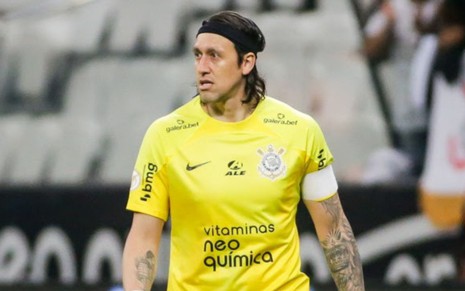 Cássio, do Corinthians, joga pelo clube com uniforme amarelo com detalhes pretos
