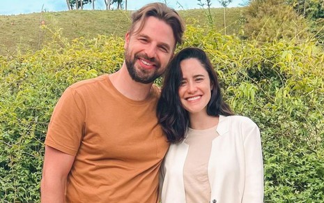 Cássio Reis e Fernanda Vasconcellos sorriem em foto do Instagram