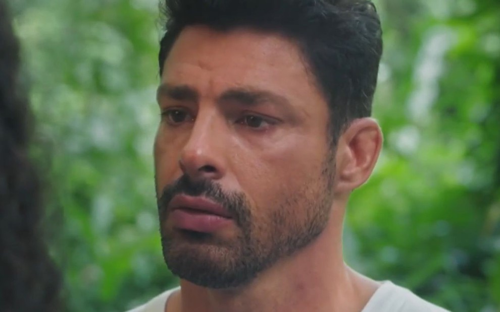 Cauã Reymond com expressão triste em cena da novela Terra e Paixão