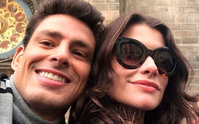 Cauã Reymond está ao lado de Alinne Moraes, que usa óculos escuro, em foto nos bastidores de Um Lugar ao Sol