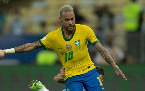 Neymar Jr. tem a camisa puxada em jogo da Argentina pela final da Copa América no SBT