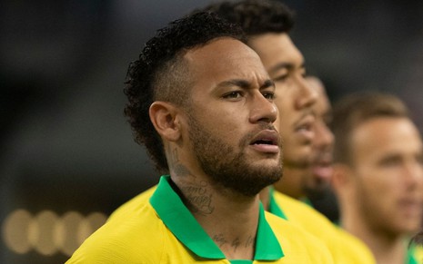 Neymar em amistoso do Brasil com Senegal: camisa amarela da seleção, jogador canta hino e olha para frente
