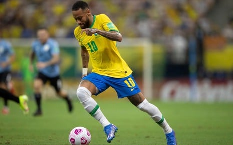 Camisa 10 da Seleção Brasileira, Neymar corre com a bola em jogo do Brasil contra o Uruguai