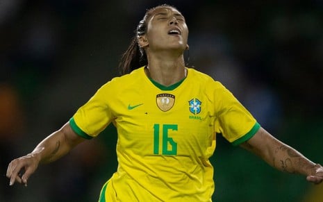 Bia Zaneratto, da seleção feminina do Brasil, comemora gol e veste uniforme amarelo com verde