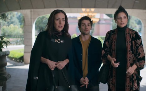 Cecilia Suárez, Dario Yazbek Bernal e Aislinn Derbez em cena de A Casa das Flores - O Filme