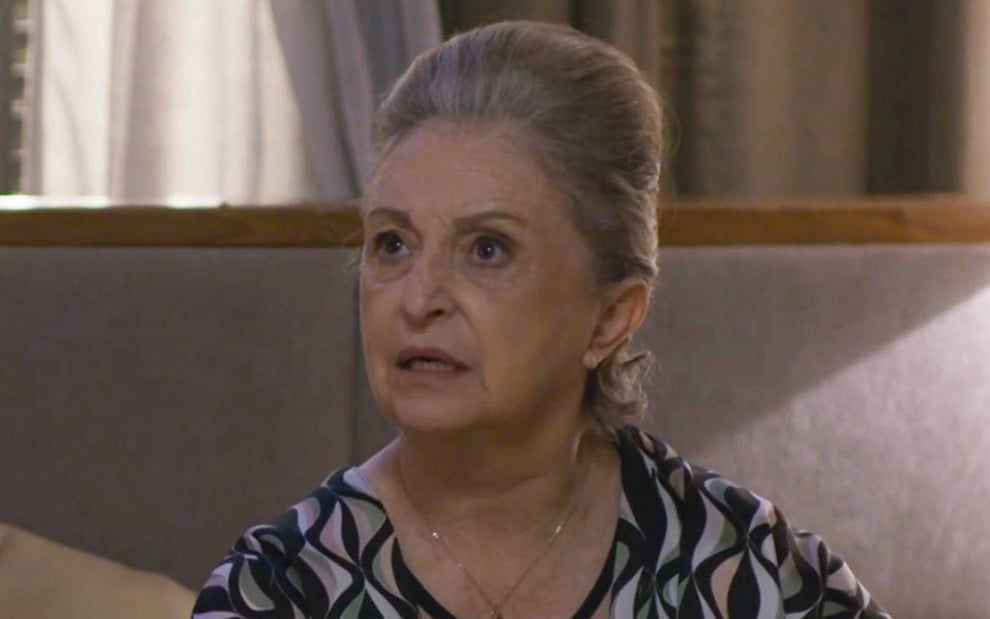 Ana Lucia Torre olha para frente com cara de irritação em Quanto Mais Vida, Melhor!, novela das sete da Globo