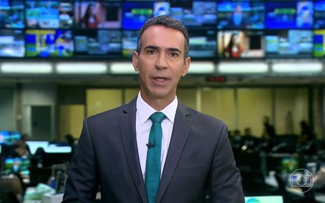 César Tralli com terno azul e gravata verde no Jornal Hoje