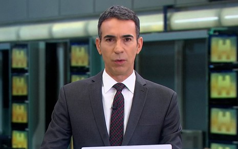 César Tralli usa terno preto enquanto apresenta o Jornal Hoje, na Globo