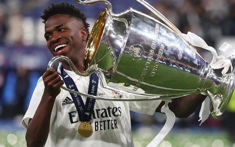 Vini Jr., do Real Madrid, levanta taça do título da Champions League conquistada em 2021/22