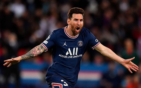 Lionel Messi corre de braços abertos para comemorar gol marcado pelo PSG; ele está com uniforme azul do clube