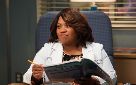 Chandra Wilson caracterizada como Dra. Miranda Bailey em cena de Grey's Anatomy