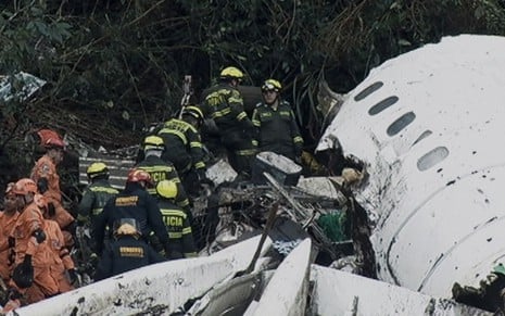 Imagem dos socorristas atuando no resgate dos passageiros do voo LaMia 2933