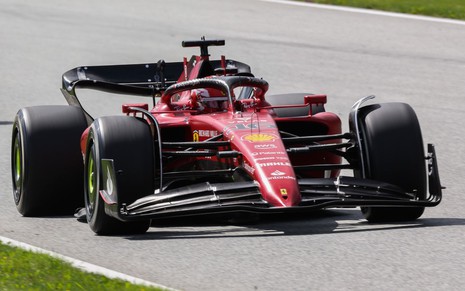 Charles Leclerc, da Ferrari, pilota seu carro no GP da França
