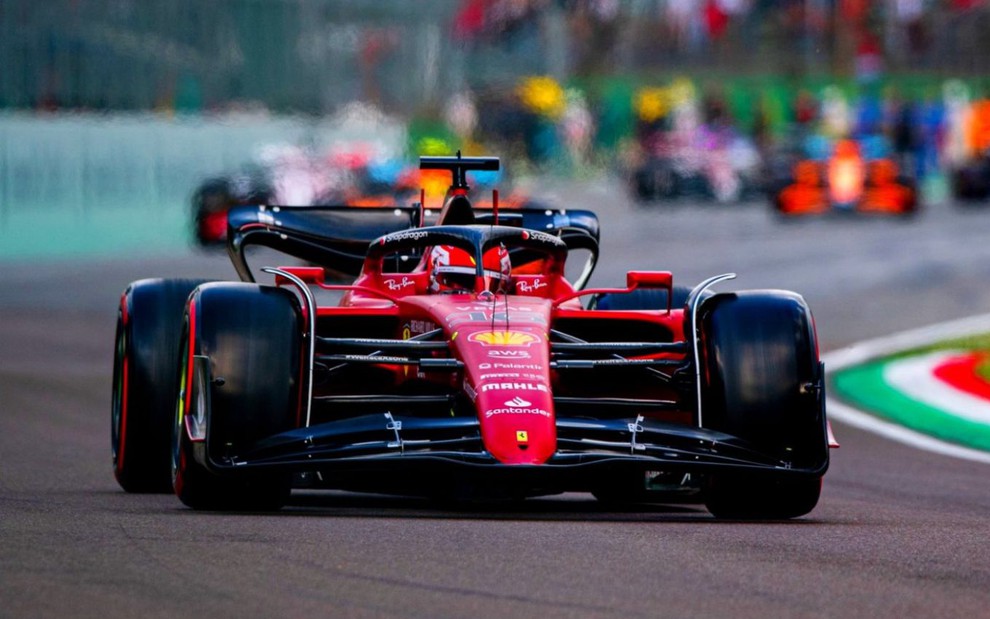 Carro de Fórmula 1 vermelho, da Ferrari, sendo pilotado por Charles Leclerc