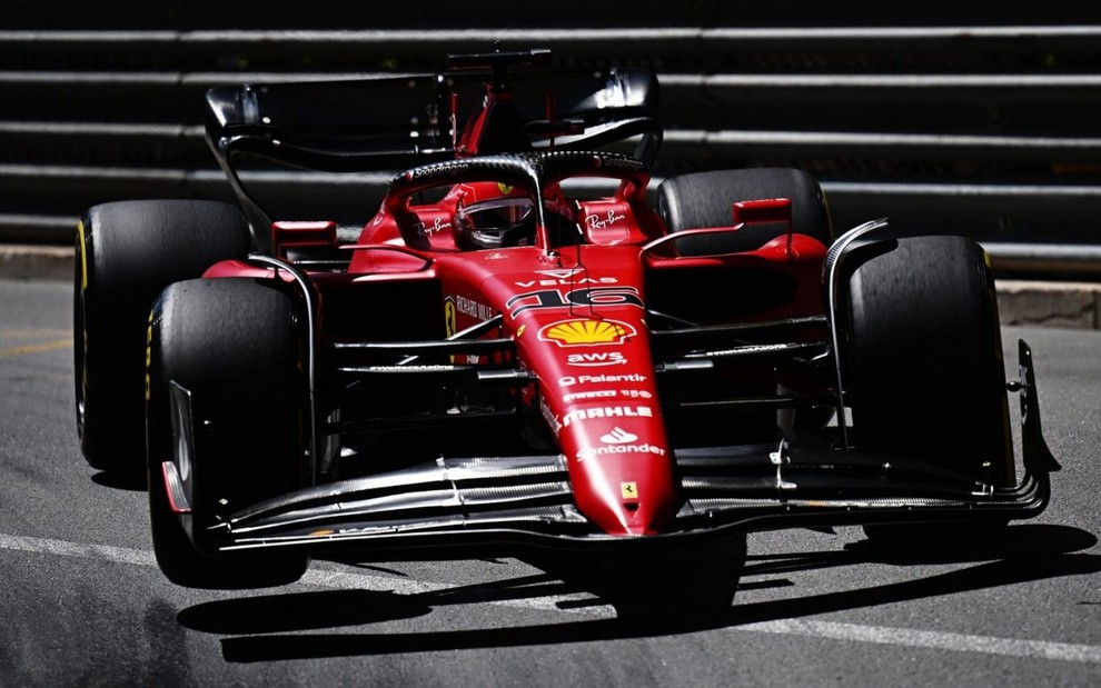 Carro de Fórmula 1 vermelho, da Ferrari, sendo pilotado por Charles Leclerc