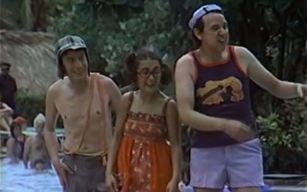 Imagem de Chaves, Chiquinha e Quico durante episódio da série Chaves em Acapulco, no México