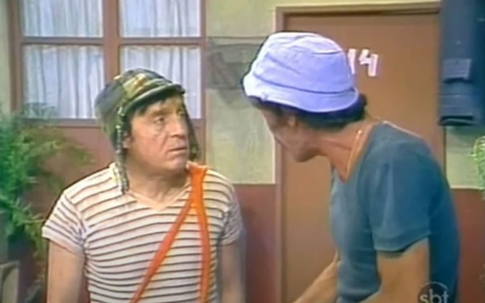 Chaves (Roberto Bolaños) e Seu Madruga (Ramón Valdés) conversando em cena do seriado Chaves