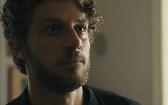 Em cena de Travessia, Chay Suede está com lágrimas nos olhos