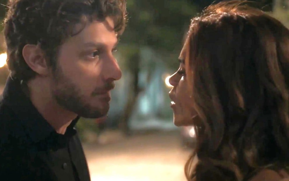 Ari (Chay Suede) e Brisa (Lucy Alves) se encaram em cena da novela Travessia