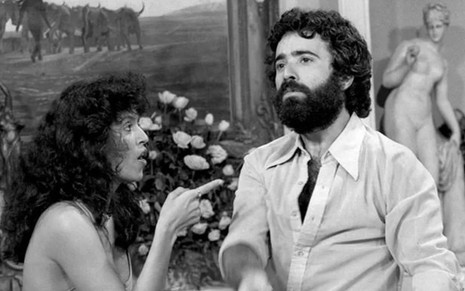 Sônia Braga aponta o dedo para Tony Ramos em foto preto e branco da novela Chega Mais (1980)