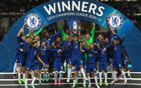 Jogadores do Chelsea, com camisas azuis e vibrando muito, levantando a Orelhuda, troféu da Champions League, vencida na temporada 2020/2021