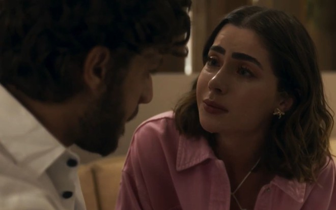 Jade Picon chora em cena como Chiara na novela Travessia