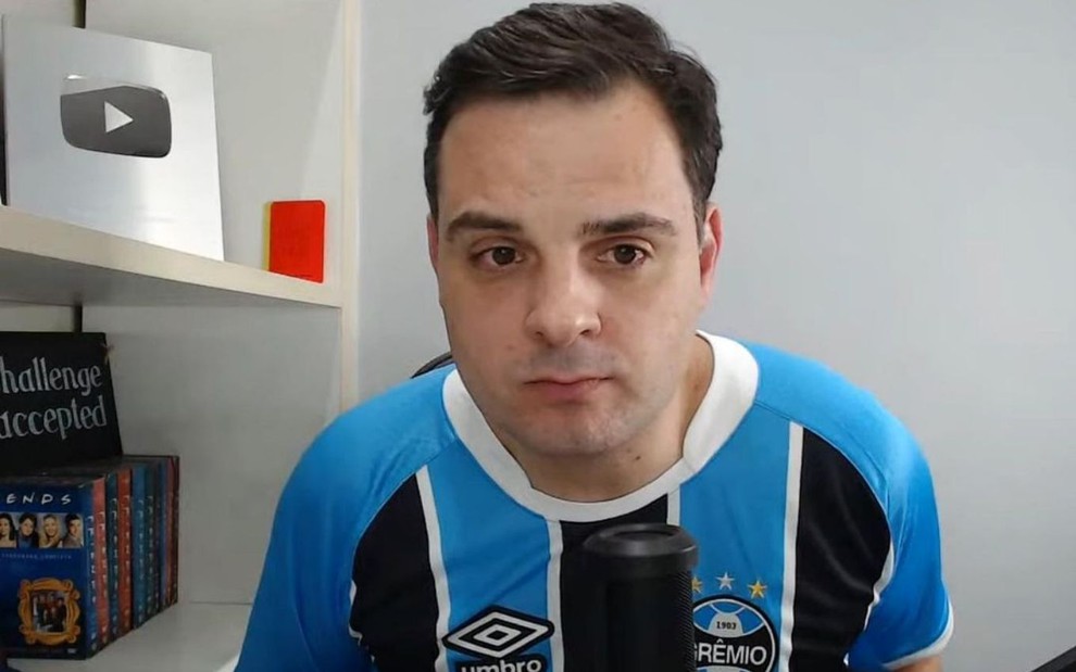 Imagem de Chico Garcia com camisa do Grêmio