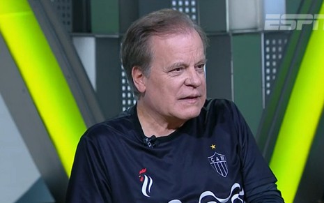 Chico Pinheiro com uma camisa do Atlético Mineiro no Bola da Vez, da ESPN