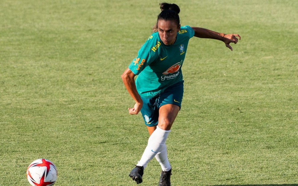 A craque Marta chutando uma bola em treino da Seleção Brasileira realizado antes dos Jogos Olímpicos