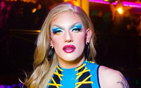 A drag queen Chloe V. com uma maquiagem azul e amarela