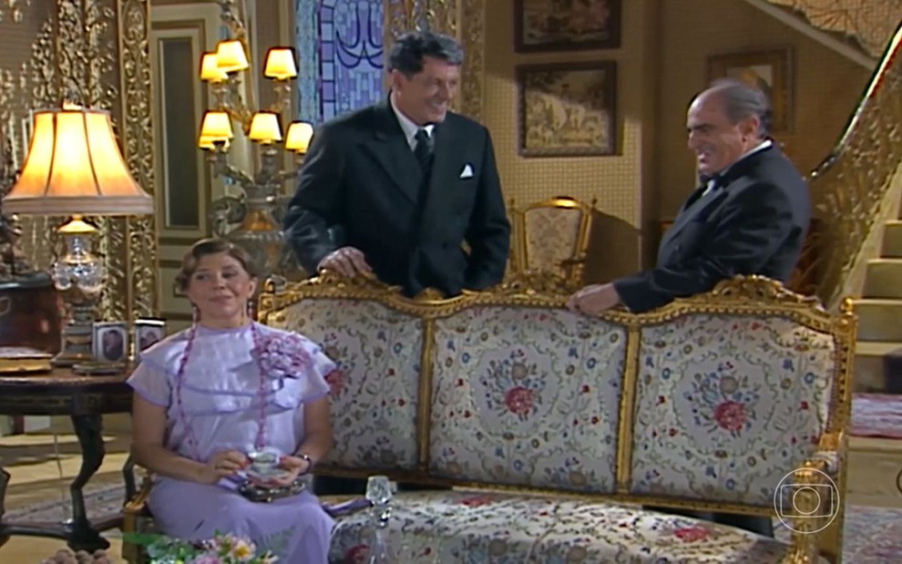 Os atores Tânia Bondezan (sentada), Antônio Grassi (em pé, à esquerda) e Ary Fontoura (em pé, à direita) em cena de Chocolate com Pimenta; ela está sentada enquanto os dois, atrás, conversam olhando um para o outro e sorrindo