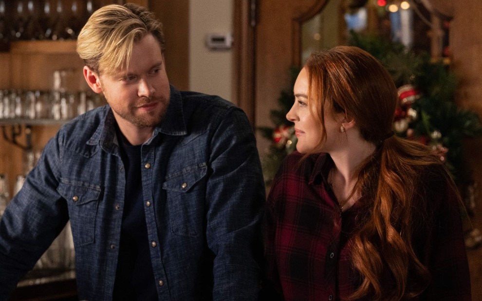 Chord Overstreet olha para Lindsay Lohan em cena do filme Uma Quedinha de Natal