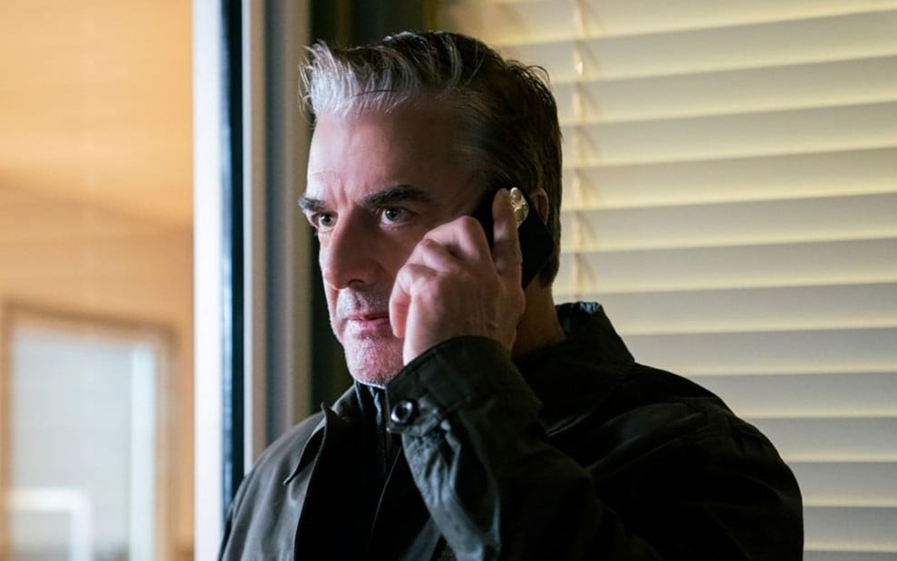 Chris Noth fala ao telefone em cena de The Equilizer