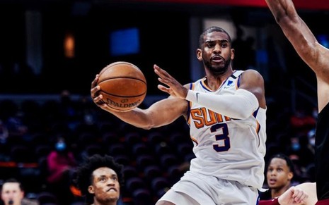Imagem de Chris Paul durante jogo do Phoenix Suns na NBA