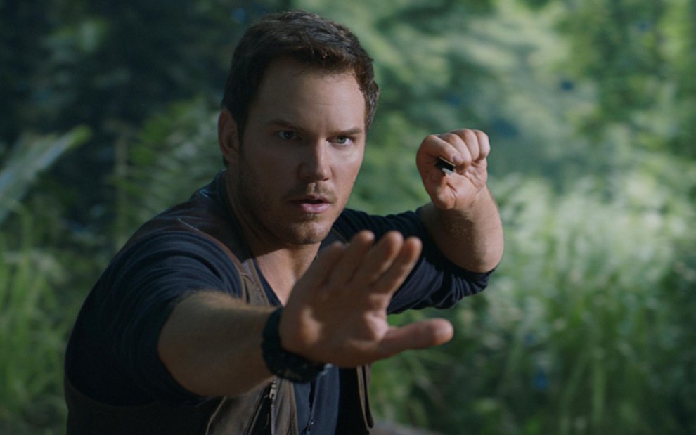 Chris Pratt em cena de Jurassic World - Reino Ameaçado