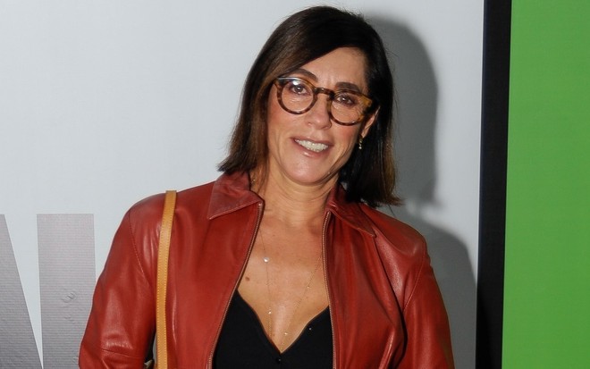 Christiane Torloni usa óculos e jaqueta caramelo durante evento em teatro em São Paulo