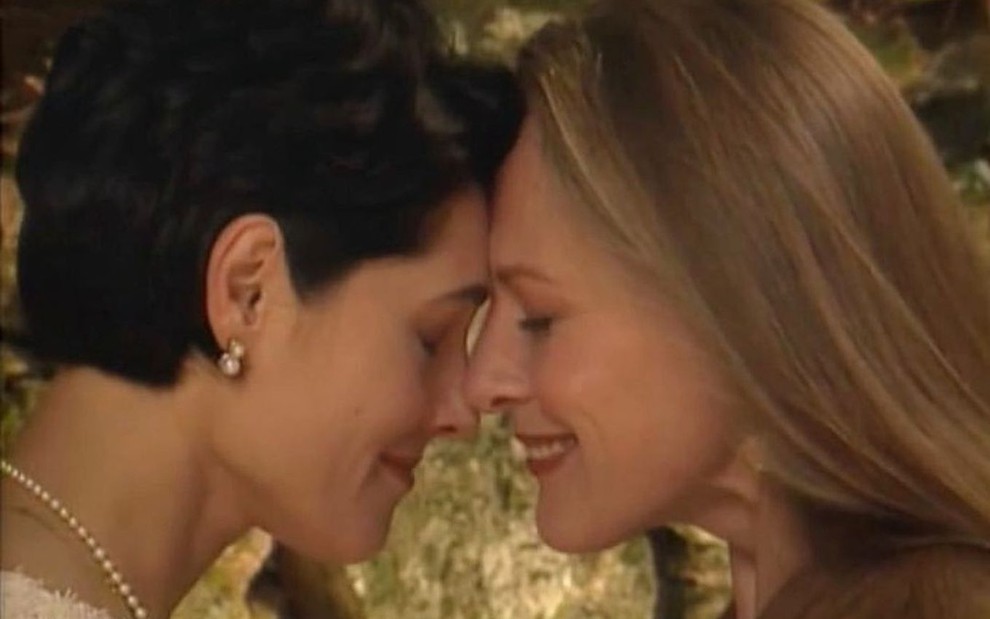 Christiane Torloni (Diná) e Lucinha Lins (Estela) com os rostos colados e olhos fechados, uma de frente para a outra