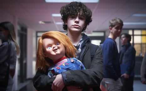 Zachary Arthur segura o boneco em cena da série Chucky