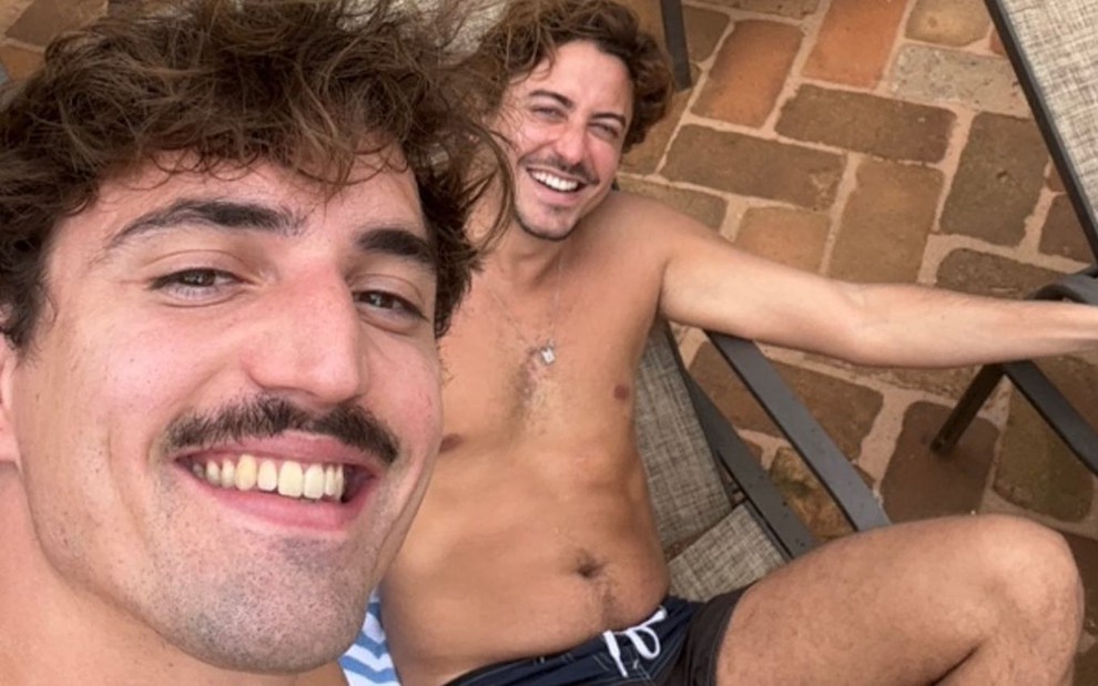 Cícero Ribeiro sorri em selfie com Jesuíta Barbosa
