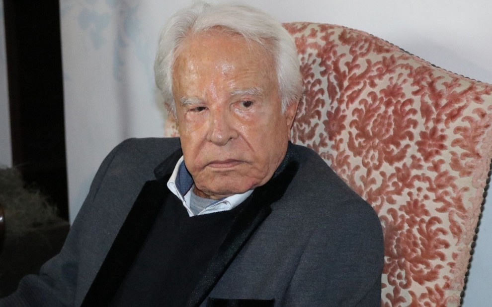 Cid Moreira em seu aniversário de 92 anos, em 2019, com expressão séria