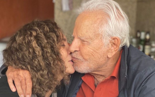 Imagem de Cid Moreira beijando Fátima Sampaio